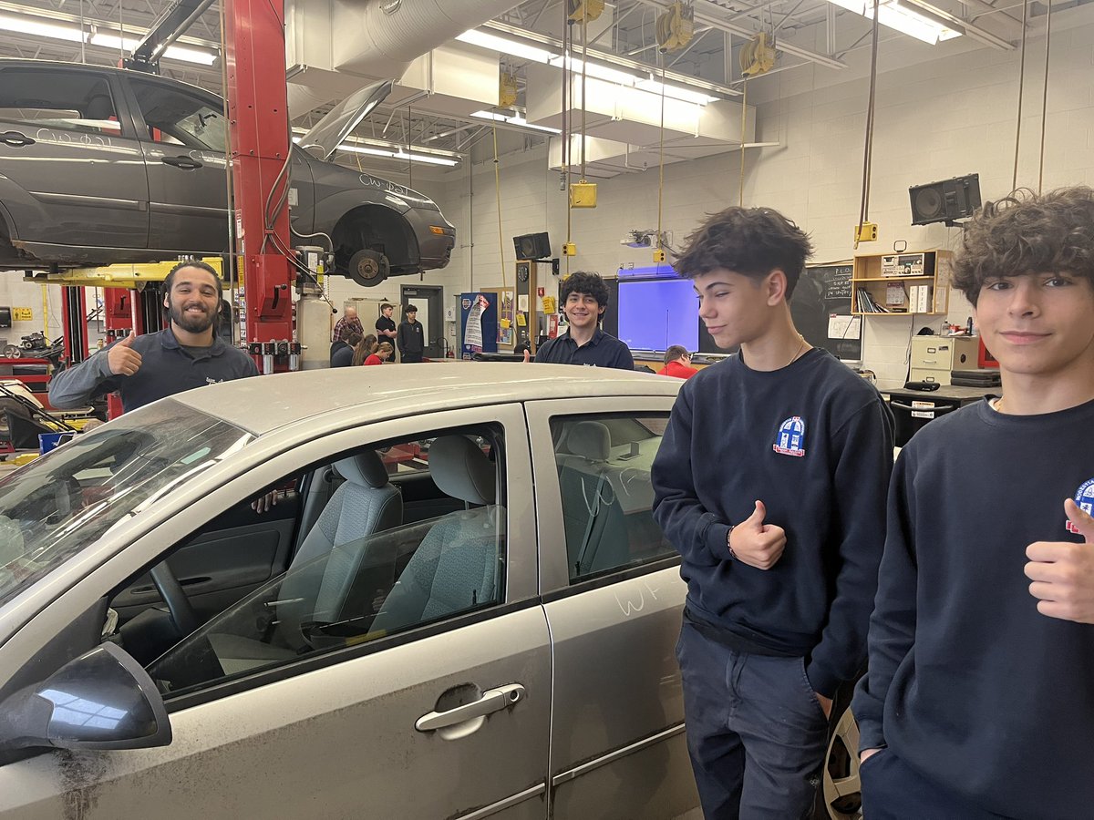 TechnologySab's tweet image. Saint André Bessette Secondary School would like to thank @AndysAutoWrckrs for their continued dedication to our school community by donating 2 cars to our Transportation Tech. Program. Our students will use these vehicles to gain valuable, hands-on experience. Thank you so much!