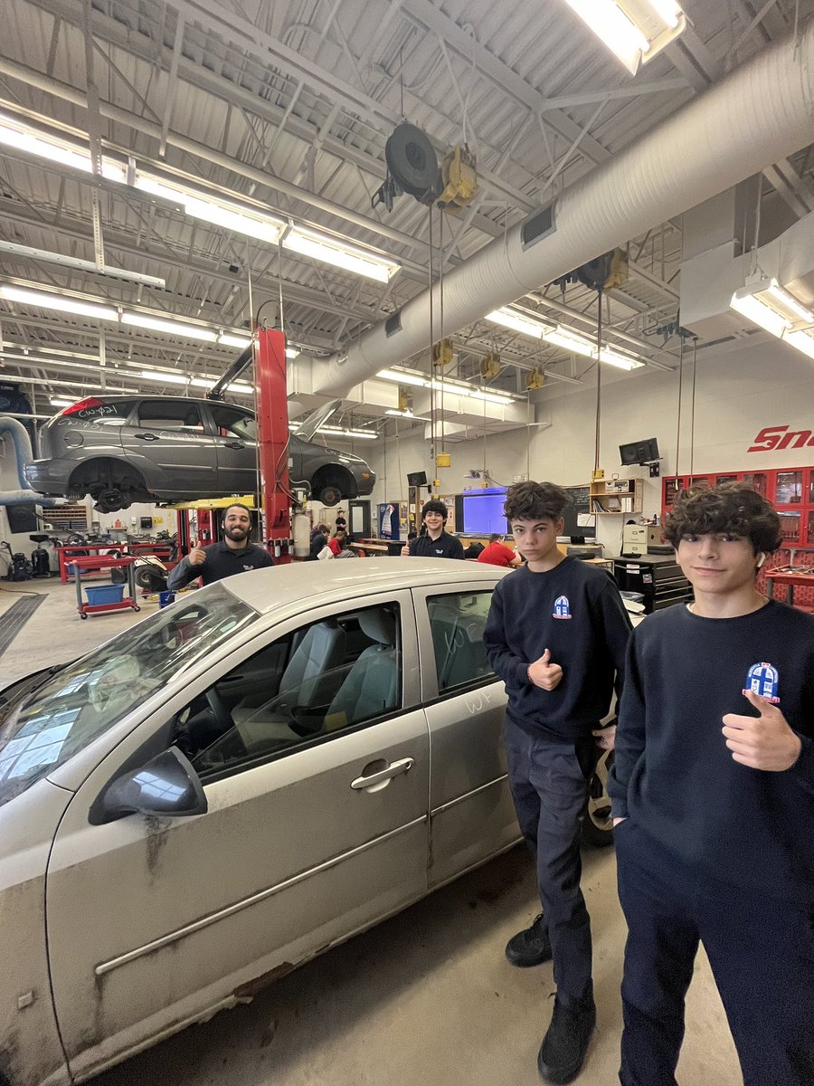 Saint André Bessette Secondary School would like to thank <a href="/AndysAutoWrckrs/">Andy's Auto Wreckers</a> for their continued dedication to our school community by donating 2 cars to our Transportation Tech. Program. Our students will use these vehicles to gain valuable, hands-on experience. Thank you so much!