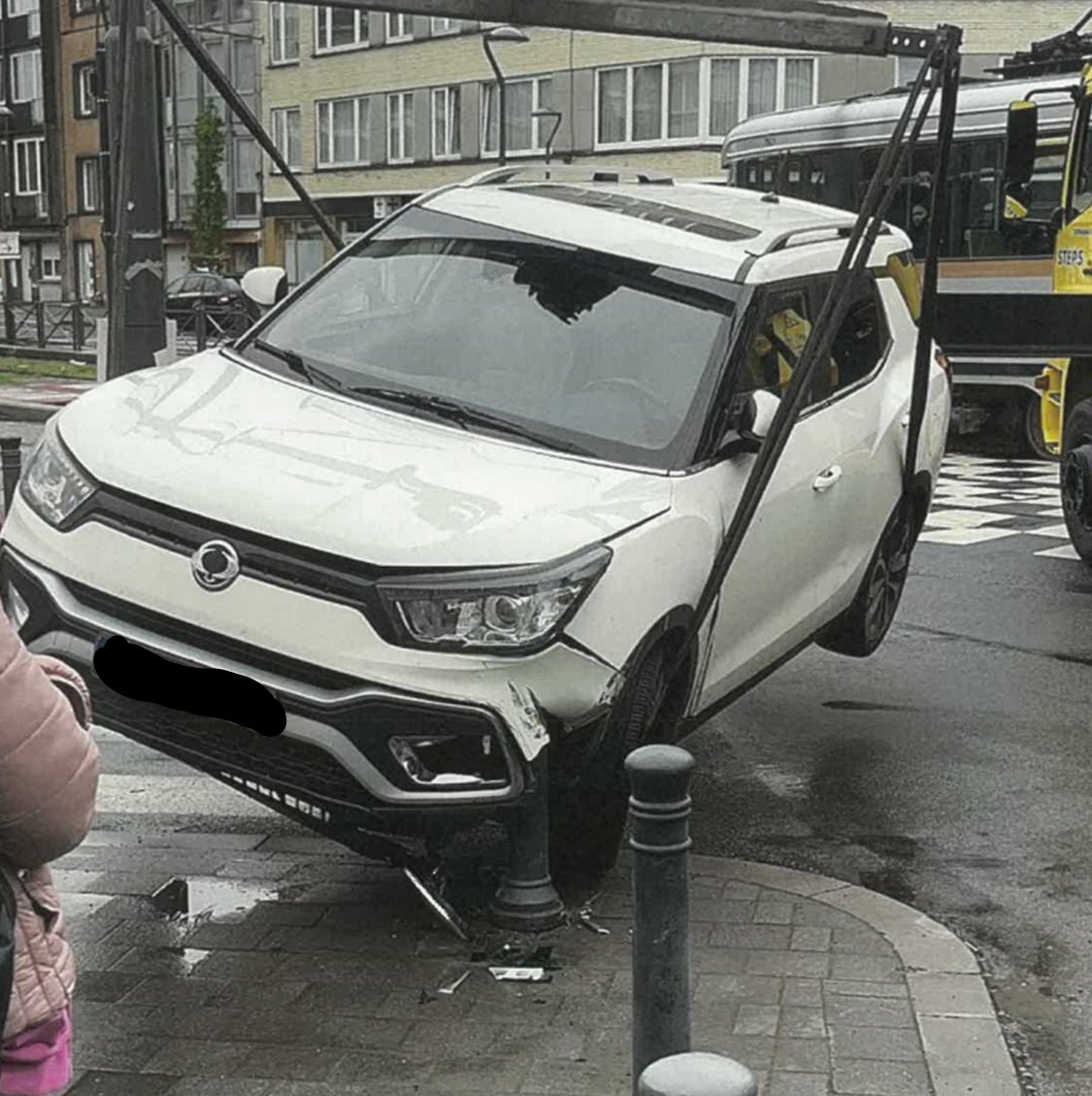 dimitristrobbe's tweet image. Car K.O - not even a scratch on our #bollard. 
📍Brussels, / Bld De Smet de Naeyer