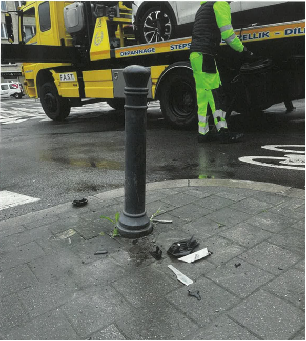 dimitristrobbe's tweet image. Car K.O - not even a scratch on our #bollard. 
📍Brussels, / Bld De Smet de Naeyer