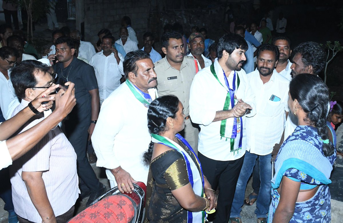 KCBachina's tweet photo. గడపగడపకు మన ప్రభుత్వం కార్యక్రమం రేణింగవరం సచివాలయం పరిధి (పంగులూరు మండలం) లో నిర్వహించడం జరిగింది.
#bachinakrishnachaitanya #BKC #TeamBKC #addanki #2024addankimla #YSRCP #CMYSJagan #GadapaGadapakuManaPrabhuthvam #WhyAPNeedsJagan #YSRCPAgain2024 https://t.co/bge607I1Rl