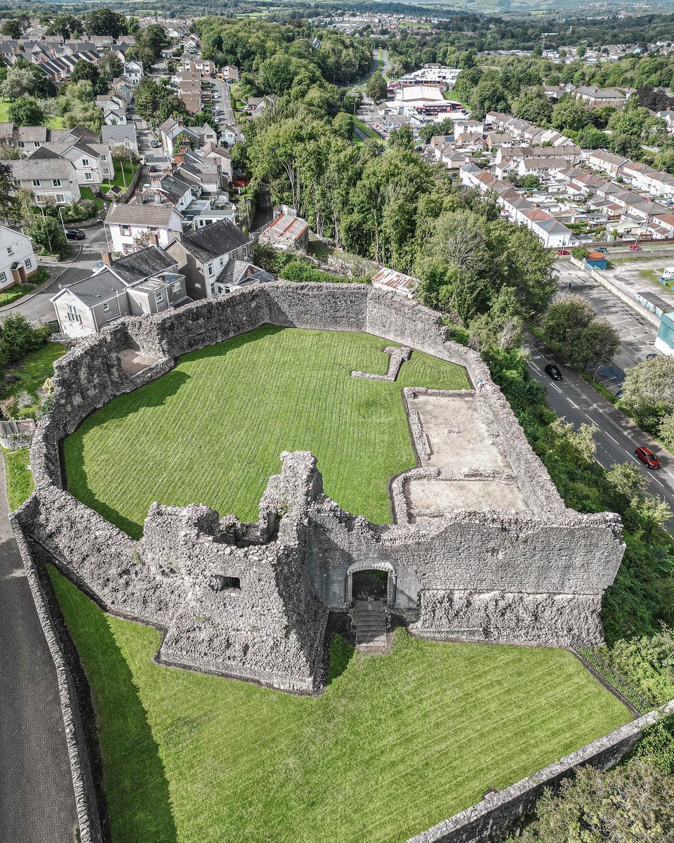 Discover 800 years of ancient history! 🏰 Just a short stroll from Bridgend Town Centre, explore the castle ruins at Newcastle - with its striking Norman doorway, preserved in history since the 12th century. visitbridgend.co.uk/attractions/Ne…