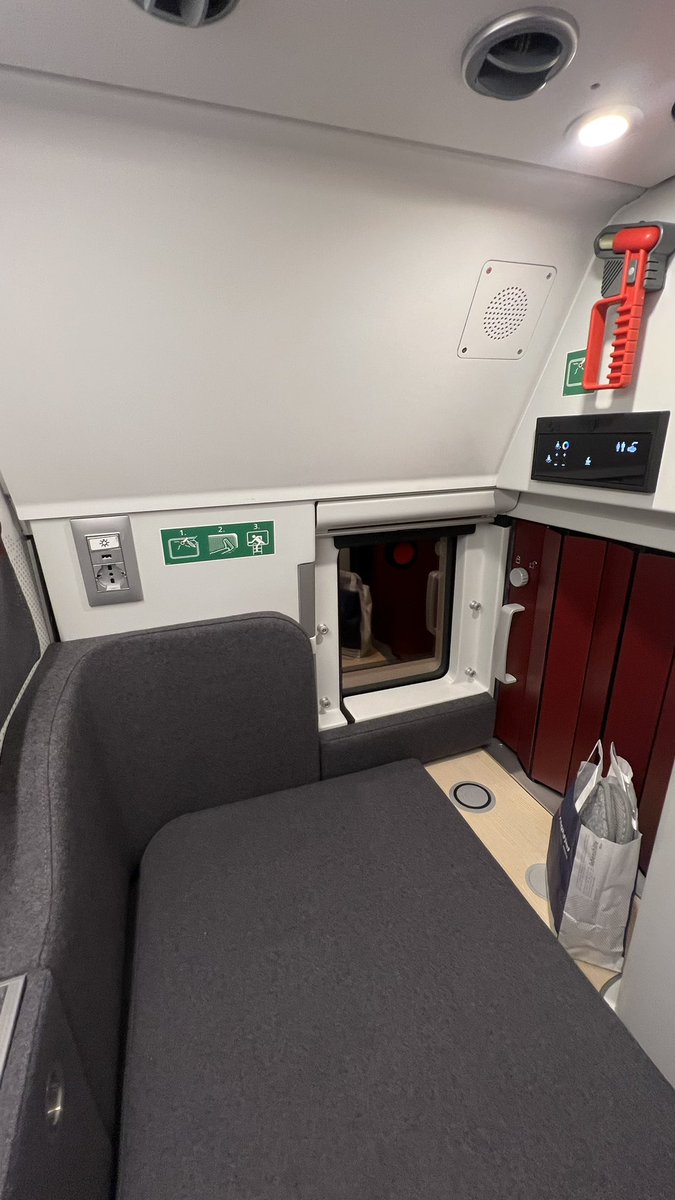 #NightjetOnTour - COUCHETTE REVIEW 🌙🚆🇦🇹

This is the biggest innovation onboard the new Nightjet, the couchette car is equipped with private compartment called « mini-cabin » and this is the first we’ve seen an innovation like this in the train industry since decades…

🧵 👇