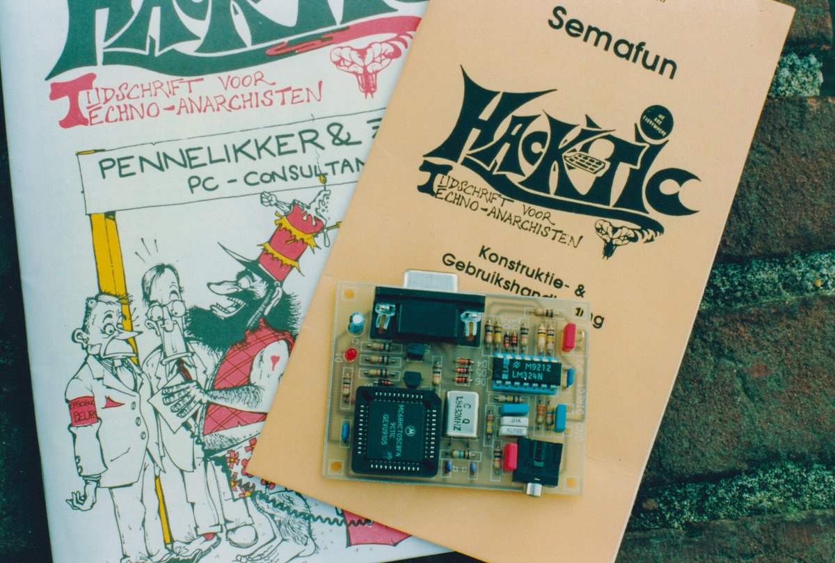 Op bezoek in het HQ van Hacktic, Amsterdam. Foto's voor een artikel over de briljante Semafun, Radio Amateur Magazine, januari 1992,Televak Uitgeverij.
#Hacktic
#BillSF
<a href="/marcelino020/">marcel roozeboom</a> 
#Semafun
#XS4ALL