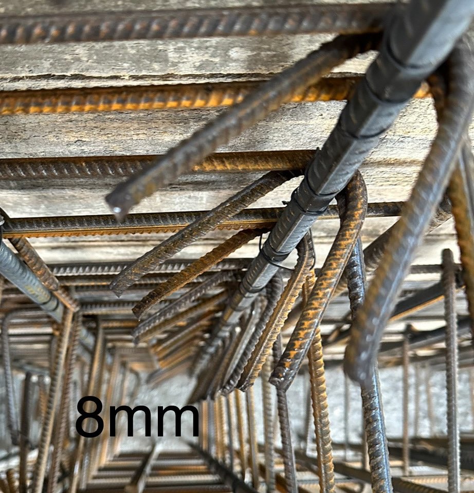 atakanbakilan's tweet image. Uygulamada az önem verilen konulardan biri etriye büküm çapları. Maalesef çoğunlukla 8 ve 10 luk etriyeler aynı çapta (35-40mm) bükülmekte fakat büküm çapı donatı çapına göre ayarlanmalı. Şantiyemizden örneklerle, 10mm çaplı etriye 50mm (x5) çapta, 8mm çaplı etriye ise 40mm çapta…