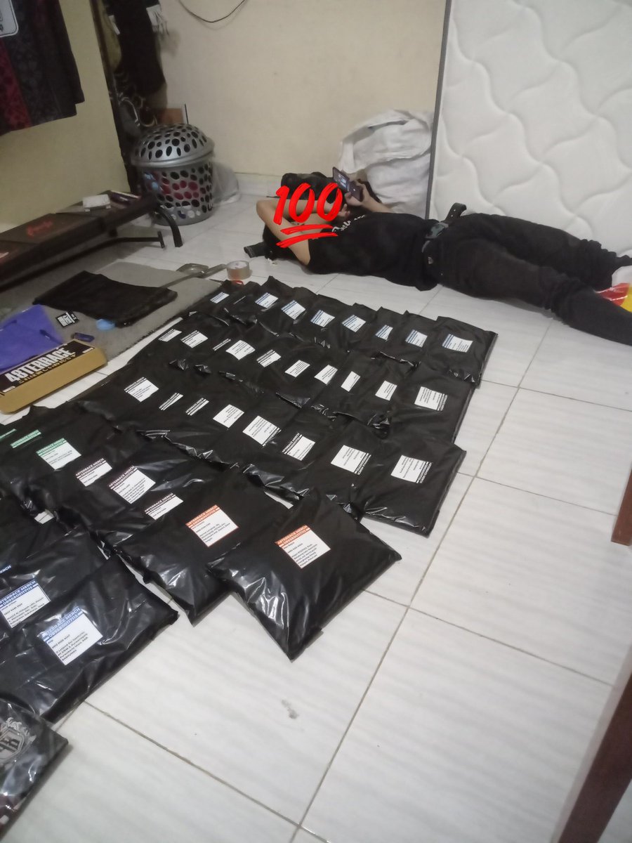 48terrace_merch's tweet photo. #48TerracePackingDay hari ini seperti biasa dibantu salah satu personil dari @48MLC48 agar supaya cepat dan segera berangkat menuju kastemer tercintahh ✋
#48Terrace
#KongsiDagangMLC https://t.co/enlryKeXKQ