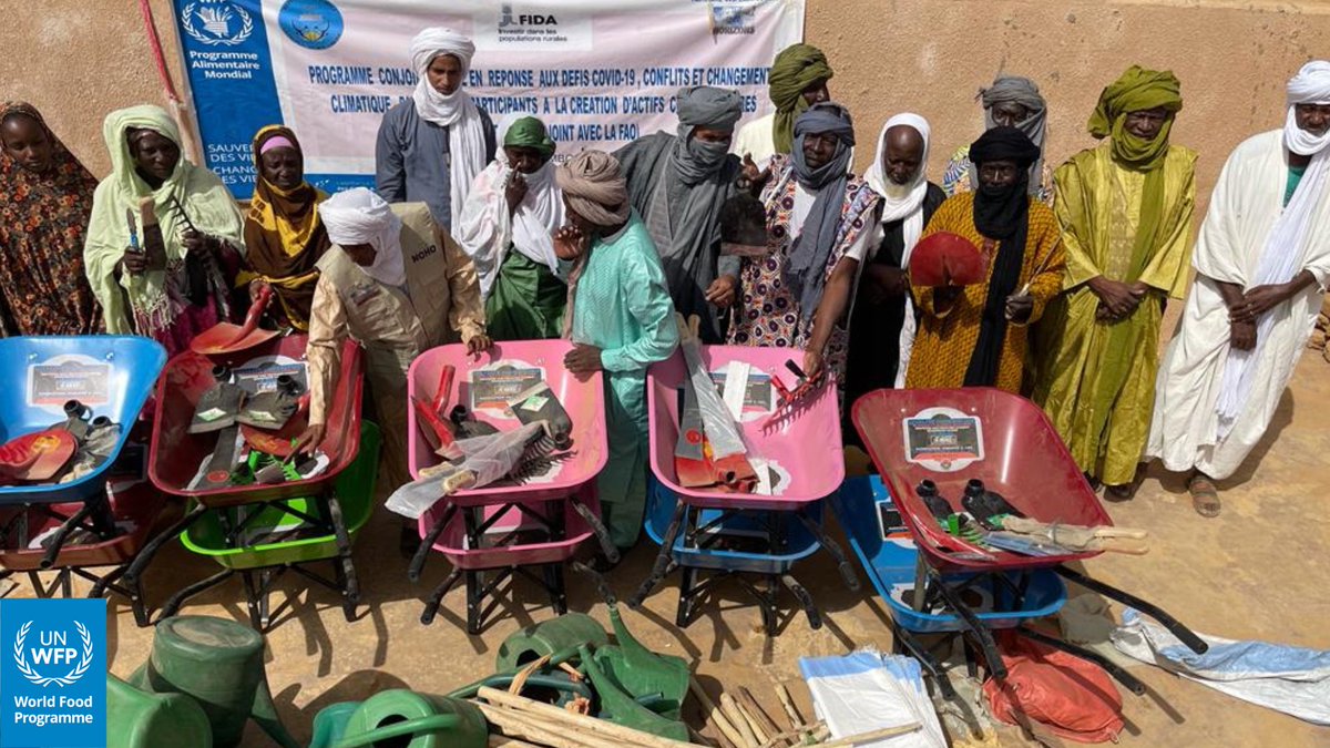 WFP_Mali's tweet image. 🇲🇱 Pour renforcer leur capacité de product° &amp;amp; augmenter leurs moyens d’existence, @WFP_Mali dote 180 ptits producteurs-rices👩‍🌾de #Gossi, d&apos;équipements. Cette dotat° s’inscrit dans le cadre du projet de réponses aux défis COVID, conflits &amp;amp; changement climatique au Sahel (#SD3C).