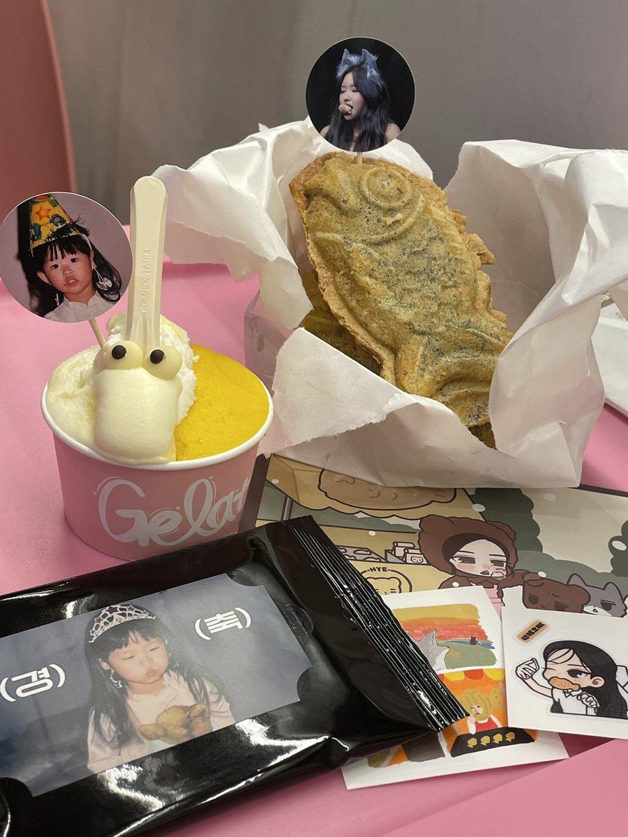 #겉은바삭_속은달콤_혜주생일
혜주가 좋아하는 붕어빵 가게에 놀러왔어요 .•0303•. 곳곳에 놓인 혜주의 사진과 말들에 마음이 따땃했습니다 ꈍꈊꈍ 특전들도 넘 센스 있고 붕어빵이랑 젤라또도 맛나요