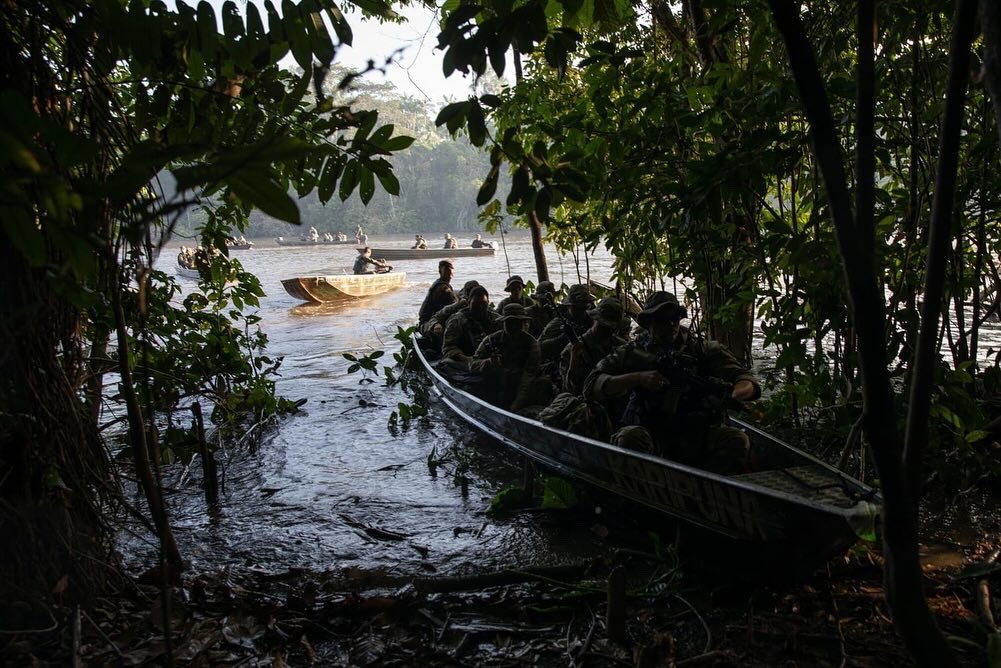 ARMYSOUTH's tweet photo. There is no better way to start the week off than an early morning boat ride through the Amazon 🚣🏽‍♂️🌲 with @101stAASLTDIV and our Brazilian Army friends.

#ExSV24 l #SELVA 

@Southcom l @USArmy l @usarec l @USArmySMA 

📷 SPC Joshua Taeckens and SPC Joseph Liggio https://t.co/heRb7Tjlx5