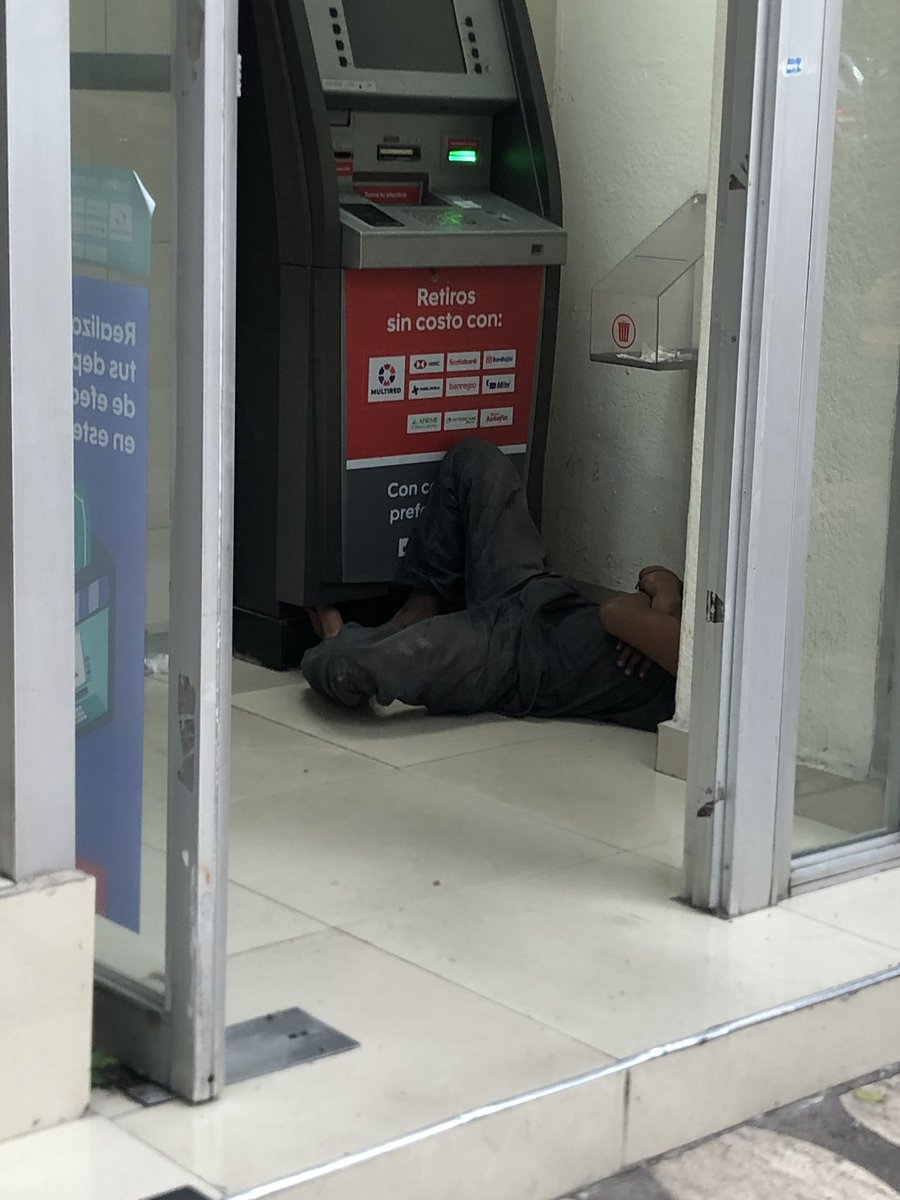 JazminGoCh's tweet photo. Hay un indigente adentro del área del cajero en @ScotiabankMX sucursal Palacio de Hierro Condesa en la calle de Valladolid #alcaldia #Cuauhtémoc @C5_CDMX https://t.co/Je3U0896E1