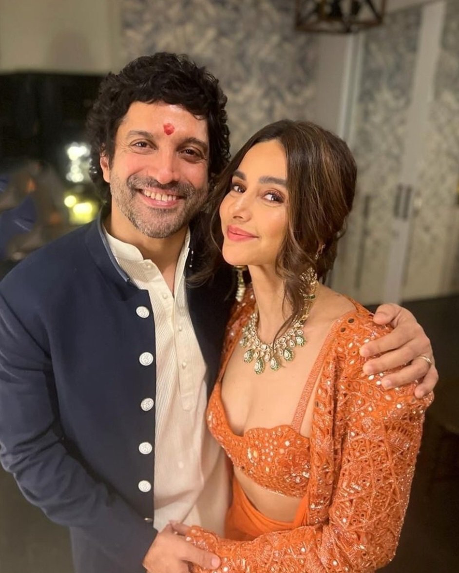 Late to the party but here's  #FarhanAkhtar and #ShibaniDandekar's love-filled Diwali picture. 🧡