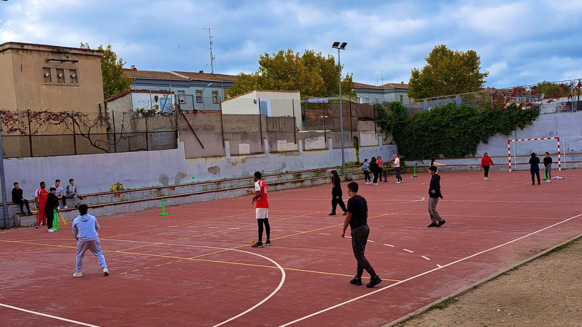 ¿Qué pasa si los profes de inglés y deporte trabajan juntos? : nuestros alumnos acercándose al cricket de la mano de <a href="/CricketInMadrid/">Madrid Cricket Club</a> . Todo un lujo.