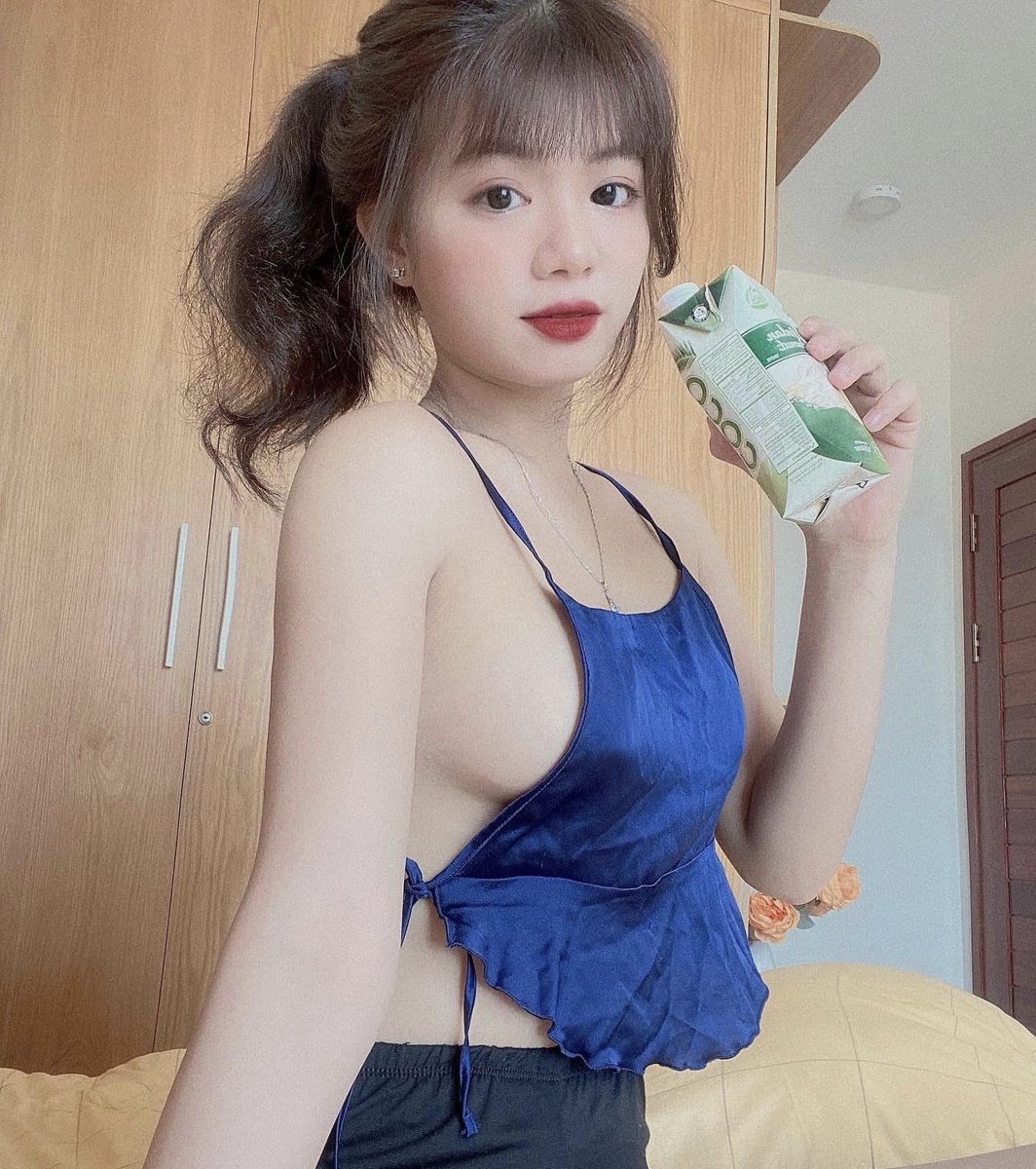 NgocZuTo's tweet photo. Có ai muốn uống sữa cùng em hong ạ. https://t.co/zuDvPhcsyv