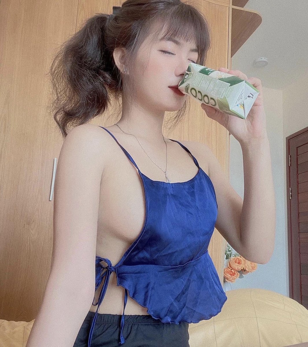 NgocZuTo's tweet photo. Có ai muốn uống sữa cùng em hong ạ. https://t.co/zuDvPhcsyv