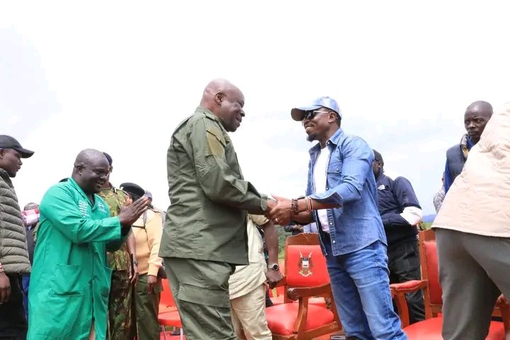 Victorw63116567's tweet photo. CS @AbabuNamwamba today presided over the National Tree Planting exercise in Bungoma County. The CS is overseeing the growing of 100,000 trees across the county, as the climate change mitigation measures gathered pace.
#LetGoGreen https://t.co/5HIf1C0X9M