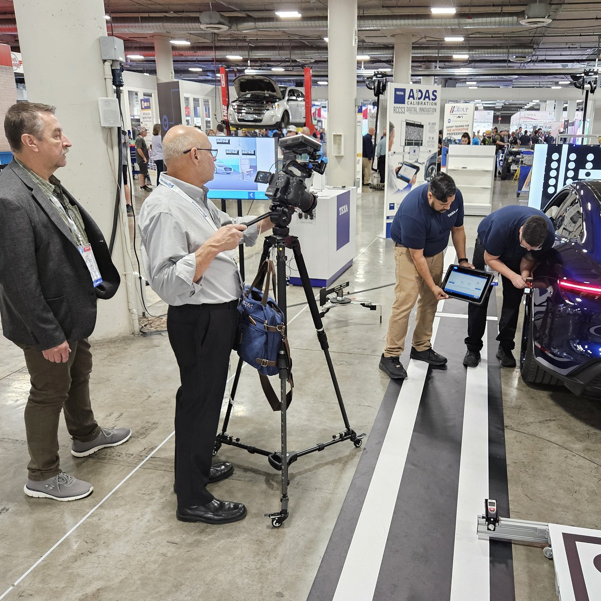 Thank you Scott Brown from @PTEN Professional Tool & Equipment News Magazine in the TEXA USA training bay at Joe's Garage AAPEX EDU
@AAPEXShow
Recording training demo for RCCS3 ADAS Calibration 
#PTENmagazine #PTEN #MotorAge @MotorAgeMagazine
#aapexshow #TEXAtraining #AAPEX2023