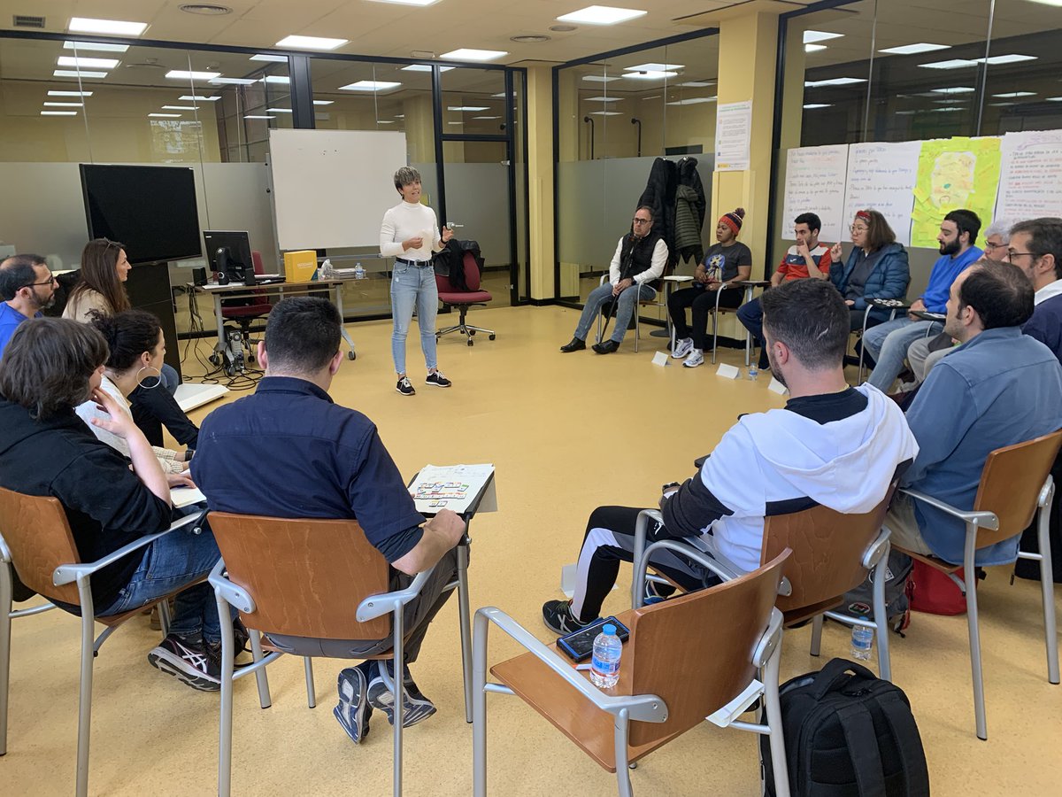 frenoalictus's tweet photo. Hoy estamos con @dianadeariasfar creadora de @decedario contando su experiencia “para qué he tenido un ictus” a los participantes de nuestro programa de rehabilitación emocional #kiero. https://t.co/WwrIrZVkfD