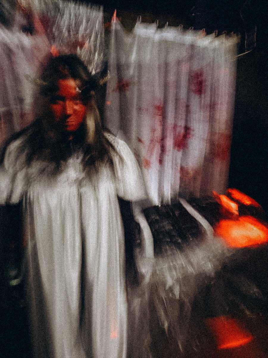 👹