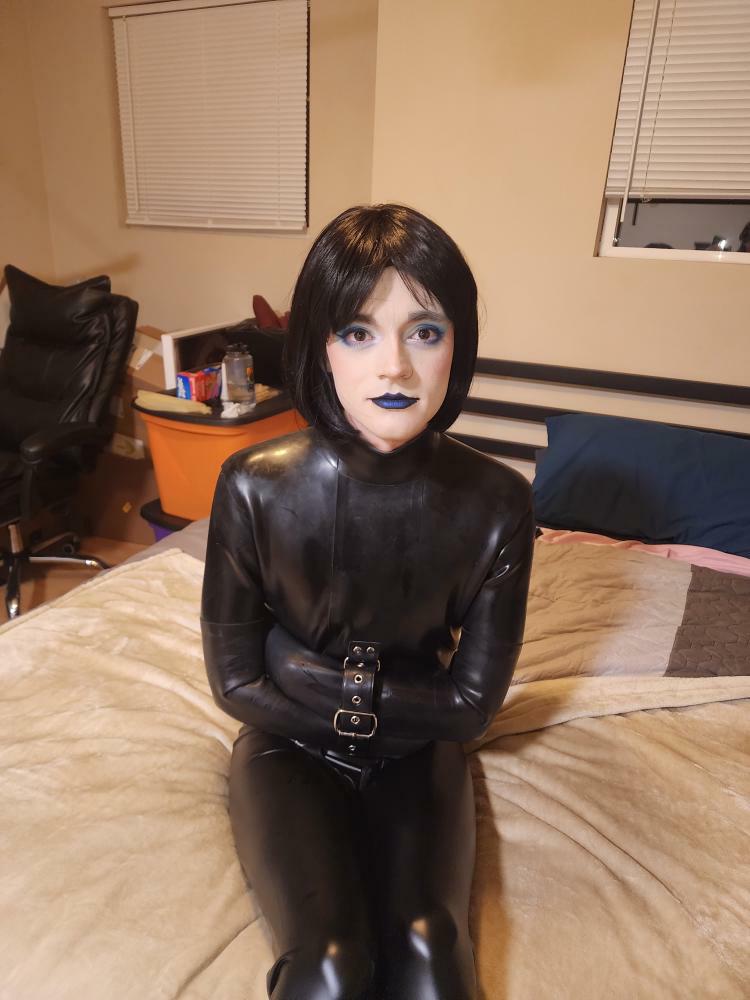 Ever wonder what your girl looks like in a rubber straitjacket? 😉

SJ: @skintightrubber 

#latex #rubber #straitjacket #bondage #bluemakeup #kinky #struggles #femboy