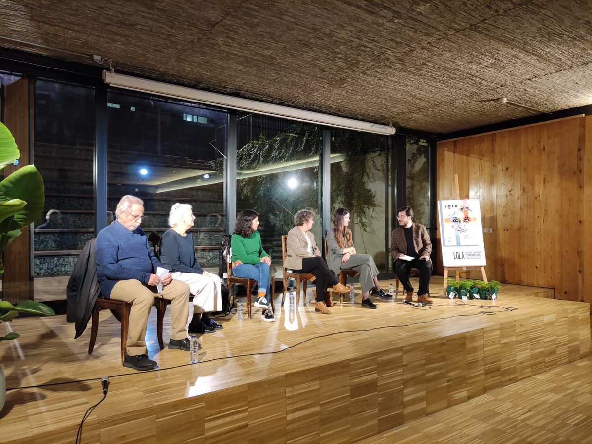 ▶ CULTURA | El <a href="/LolaFestival/">Festival LOLA</a> va recordar divendres l’actriu, i sobretot l’àvia, Lola Lizaran en un col·loqui amb familiars i companyes de professió

👉 L'acte forma part de la programació de la darrera edició del festival de teatre d’#Esparreguera

📻 bit.ly/47t7h1j