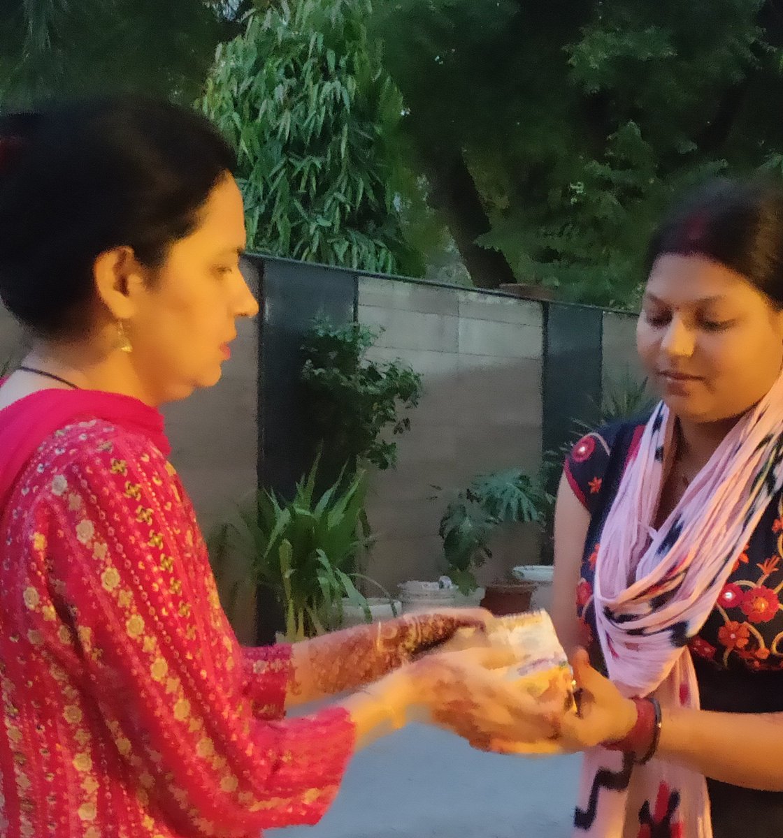 Simran62060203's tweet photo. @DSSNewsUpdates Being kind towards all the creatures of God costs nothing. With the inspiration of Saint Gurmeet Ram Rahim Ji, I also distributed sweets and biscuits to the needy one &felt the inner joy and happiness.
#MomentsOfKindness
#WorldKindnessDay
#DeraSachaSauda #ShareKindness https://t.co/x7DLEz3Uhk