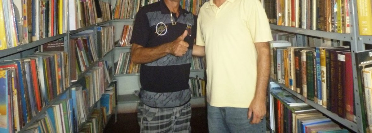 manwblueguitar's tweet photo. Existe (ou pelo menos existiu) uma "academia de letras" em minha cidadezinha, uma entre centenas das que existem espalhadas pelo país. Essas empreitadas culturais provincianas geralmente se caracterizam por solenidade cafona, beletrismo balofo, idéias raquíticas, vassalagem, mediocridade e uma ingenuidade satisfeita de si mesma que chega a ser adorável.

Em contraposição às ambições risíveis da província, havia o cosmopolitanismo charmoso, bem-informado, de produção cultural intensa, arrojada e de alta qualidade da metrópole. Havia. O nível de alguns indicados ao prêmio jamboree mostra que a poesia oficial nacional (a que sai nos cadernos) atingiu a forma final à qual estava destinada: cartaz lambe-lambe com trocadalhos e (par)êntereses, DR de mulherzinha em voz alta, exaltação de sentimentos gente-bem e sutis ou nem tão sutis reprimendas de tia de corredor de colégio.

A internet aproximou todas as idioticezinhas do Ocidente, apresentou todas as patetices locais umas às outras, de forma que um relincho dado nos Estados Unidos, que antes demorava uns dez anos pra chegar aqui, agora chega em alguns minutos. Quando McLuhan anunciou a "global village", ele se esqueceu de avisar sobre os "global village idiots". Essa massa de idiotas cresceu, ficou importante, dá opinião e ganha prêmios.

Assim é que eu saí da cidadezinha apenas para descobrir, como num final de história de terror de O. Henry... que eu nunca saí de lá. O Brasil inteiro é uma só grande cidadezinha, com uma produção débil com que ninguém se importa... e que ninguém (LITER)ATURA.