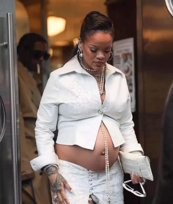 baddest_cash's tweet photo. Rihanna & Asap Rocky are expecting their 3rd Baby.
My question is why so fast? https://t.co/KV2tneoeqo