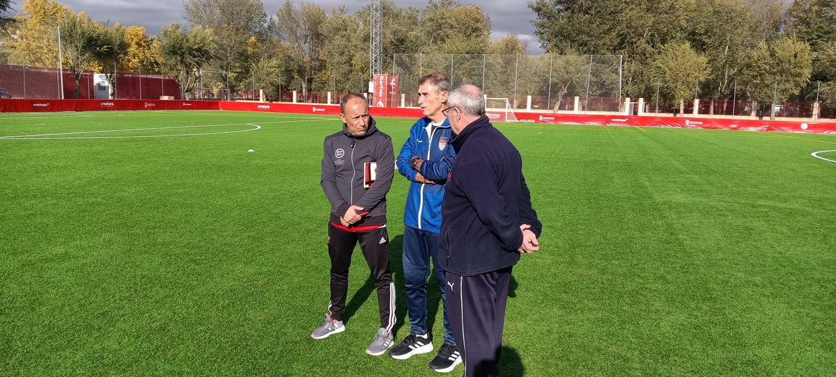 EntrenadoRffm's tweet photo. 📚 Examen práctico UEFA A con el profesor Pedro Calvo 

👋🏻 Presente ha estado el director de la Escuela de Entrenadores, @serranonino, y Juan Miguel Vicente https://t.co/p65JQ87Cxr