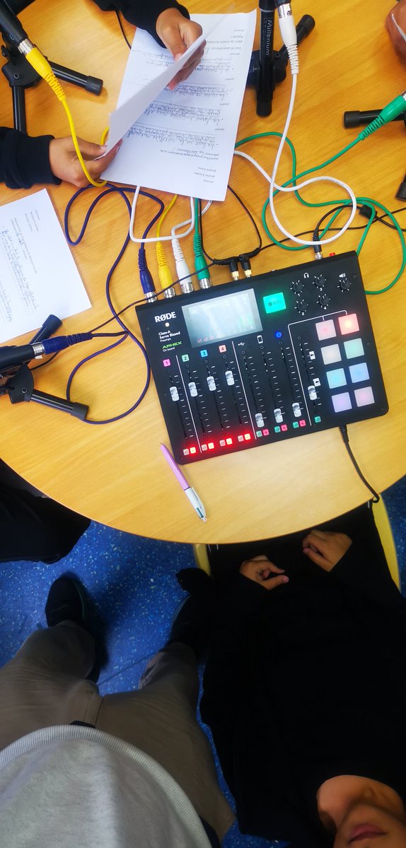 Classe Médi@s (@classemediasmlv) on Twitter photo Le podcast... Un prétexte pour écrire et dire.
🎉 Les 6èmes aux commandes de la Roadcaster. Déjà talentueux🌟 les futures recrues de la #classemedias...ça promet ✨
Bravo à eux ! 👏📚🎙️<a href="/ouahmane_omar/">Omar Ouahmane</a> <a href="/MBroustail/">Maryse Broustail</a> <a href="/clemiversailles/">CLEMI Versailles</a> <a href="/stephanegeneste/">Stéphane Geneste</a> <a href="/LeCLEMI/">CLEMI</a> #PodcastScolaire Le podcast... Un prétexte pour écrire et dire.
🎉 Les 6èmes aux commandes de la Roadcaster. Déjà talentueux🌟 les futures recrues de la #classemedias...ça promet ✨
Bravo à eux ! 👏📚🎙️<a href="/ouahmane_omar/">Omar Ouahmane</a> <a href="/MBroustail/">Maryse Broustail</a> <a href="/clemiversailles/">CLEMI Versailles</a> <a href="/stephanegeneste/">Stéphane Geneste</a> <a href="/LeCLEMI/">CLEMI</a> #PodcastScolaire