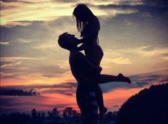 Mujeres, oh mujeres tan divinas! 
No queda otro camino que adorarlas...