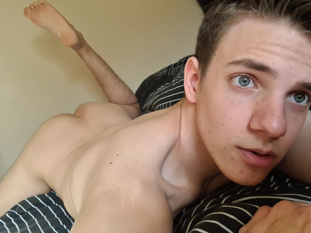 hanging around :P 

onlyfans.com/youngaussieboy…