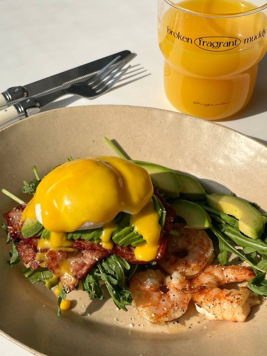 camble_brianna's tweet image. 🥑🥓✨ Eggs Benedict with a dash of good-looking avocado. A reward for my stomach, reflecting on a year of hard work. Here's to treating yourself even on working days! 🍽️💪 #PerfectBreakfast #MorningRewards