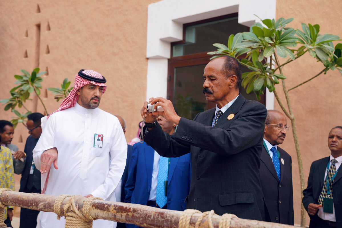 GhideonMusa's tweet image. I love this, PIA taking a photo #Eritrea #Photography @hornafricanguy