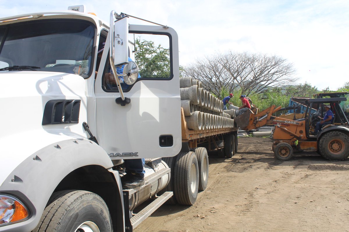 #13Nov Gracias al Presidente <a href="/NicolasMaduro/">Nicolás Maduro</a> y al extraordinario apoyo del ministro @rcmarcotorres estamos recibiendo 500 metros de tubería de concreto para atender los colapsos de aguas servidas en Mario Briceño Iragorry

!Con el 1x10 Seguimos Avanzando!

#EsequiboX5EsVenezuela