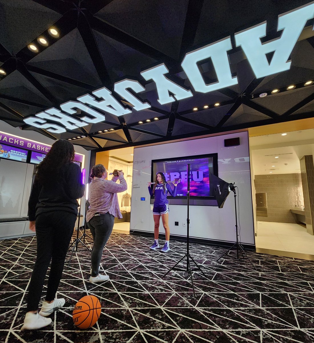 SelehHarmon's tweet image. Thank you to @BishopLenbishop @CoachJo__ @coachPHkicks &amp;amp; @coachmurph__ at @SFAWBB for showing my family &amp;amp; I a great time on my unofficial visit! 

#AxEm 
@TeamTraeYoungWB 
@NormanNorth_GB 
@Coach_Mathurin