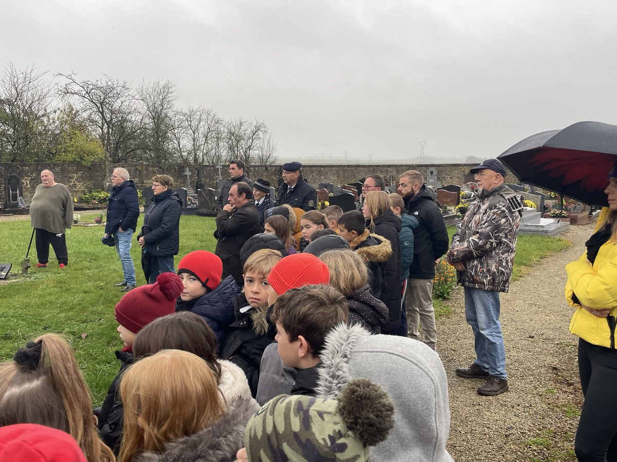 BenoitWatrin's tweet image. Commémoration du 11 novembre aujourd’hui à Rouvrois/Othain en présence des enfants de l’école.
Merci à eux pour leur implication et leur curiosité, ainsi qu’aux instituteurs  pour le travail de transmission de la mémoire.
@Prefet55 @DSDEN55
