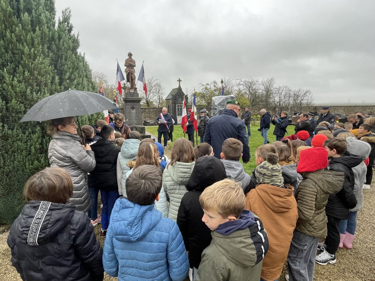 BenoitWatrin's tweet image. Commémoration du 11 novembre aujourd’hui à Rouvrois/Othain en présence des enfants de l’école.
Merci à eux pour leur implication et leur curiosité, ainsi qu’aux instituteurs  pour le travail de transmission de la mémoire.
@Prefet55 @DSDEN55