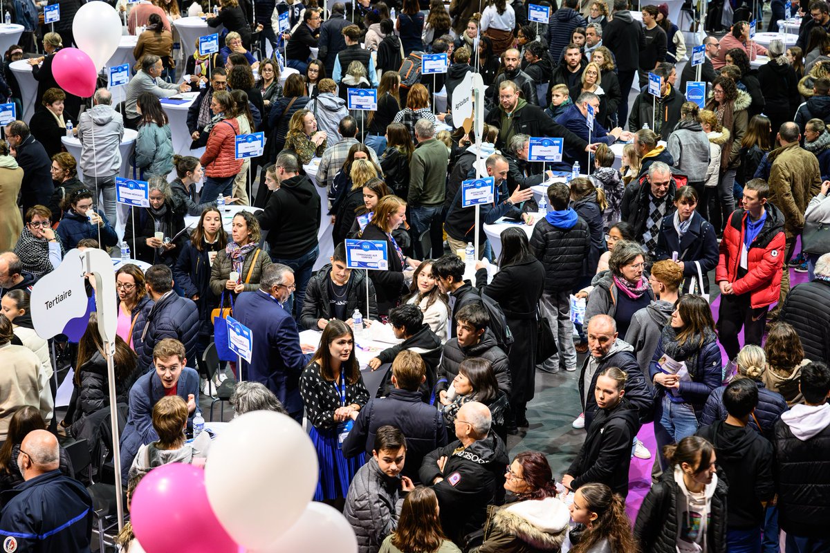 Chateauroux36's tweet photo. Vendredi soir, collégiens, lycéens et étudiants, accompagnés de leur famille, avaient rendez-vous au #MACH36 à l’occasion de la 11e édition de La Nuit de l’#orientation proposée par la @cci_indre.
Dans un cadre festif, original et convivial, cet #événement a permis aux participants de découvrir le monde de l’entreprise et ses métiers.