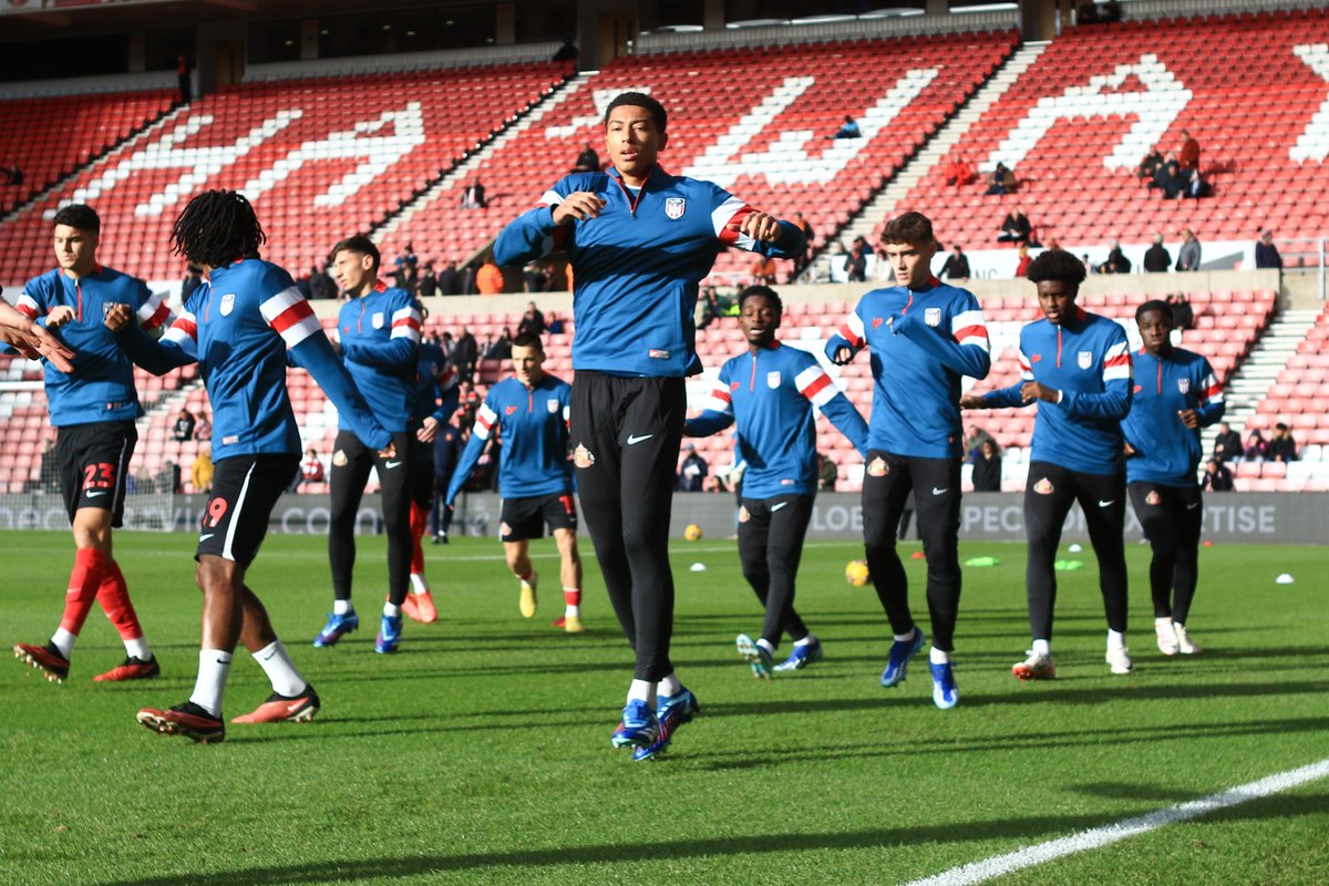AvecSport's tweet photo. Training in teal! 🙌

Who was your man of the match from Sunderland's 3-1 win against Birmingham last weekend? 👇

📸: @horrocksphoto 

#SAFCRetro https://t.co/Vy7KVpJ5Yk