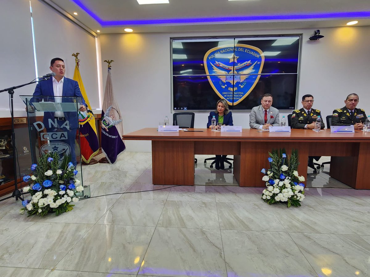 czamoramatute's tweet photo. #Aeropuerto

#Aeropolicial🚁

Con el ministro del interior @CapiZapataEC  firmamos 2 convenios importantes para #Cuenca

1️⃣Migración y antinarcóticos (canes) para internacionalizar aeropuerto 

2️⃣Operación del aeropolicial y dotación de esta aeronave para seguridad de la ciudad https://t.co/oNat5GBF4i