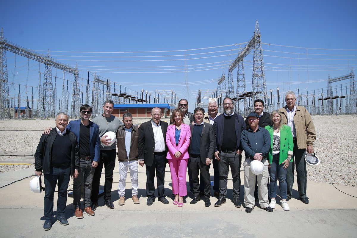 Kicillofok's tweet photo. La nueva Estación Transformadora Vivoratá es un claro ejemplo de que el mercado no resuelve todo y de que hay grandes obras de infraestructura que solo puede hacer el Estado. Una inversión fundamental que representa más desarrollo, energía, bienestar y futuro para Mar Chiquita y la región.

Junto a @ParediJorge y @FlaviaRoyon inauguramos esta obra tan importante que comenzó durante la gestión de @CFKArgentina y que había sido paralizada en la gestión anterior.

Este avance estratégico no solo tendrá impacto en el sector energético sino también en el turismo, ya que permitirá abastecer la demanda en temporada alta.

No hay que decidir entre mercado o Estado, como plantea la derecha. Necesitamos un sector público que realice las inversiones y planifique para que el sector privado se pueda desarrollar con calidad y rentabilidad. Hay un candidato que lo entiende bien y es @SergioMassa.

#DERECHOalFUTURO