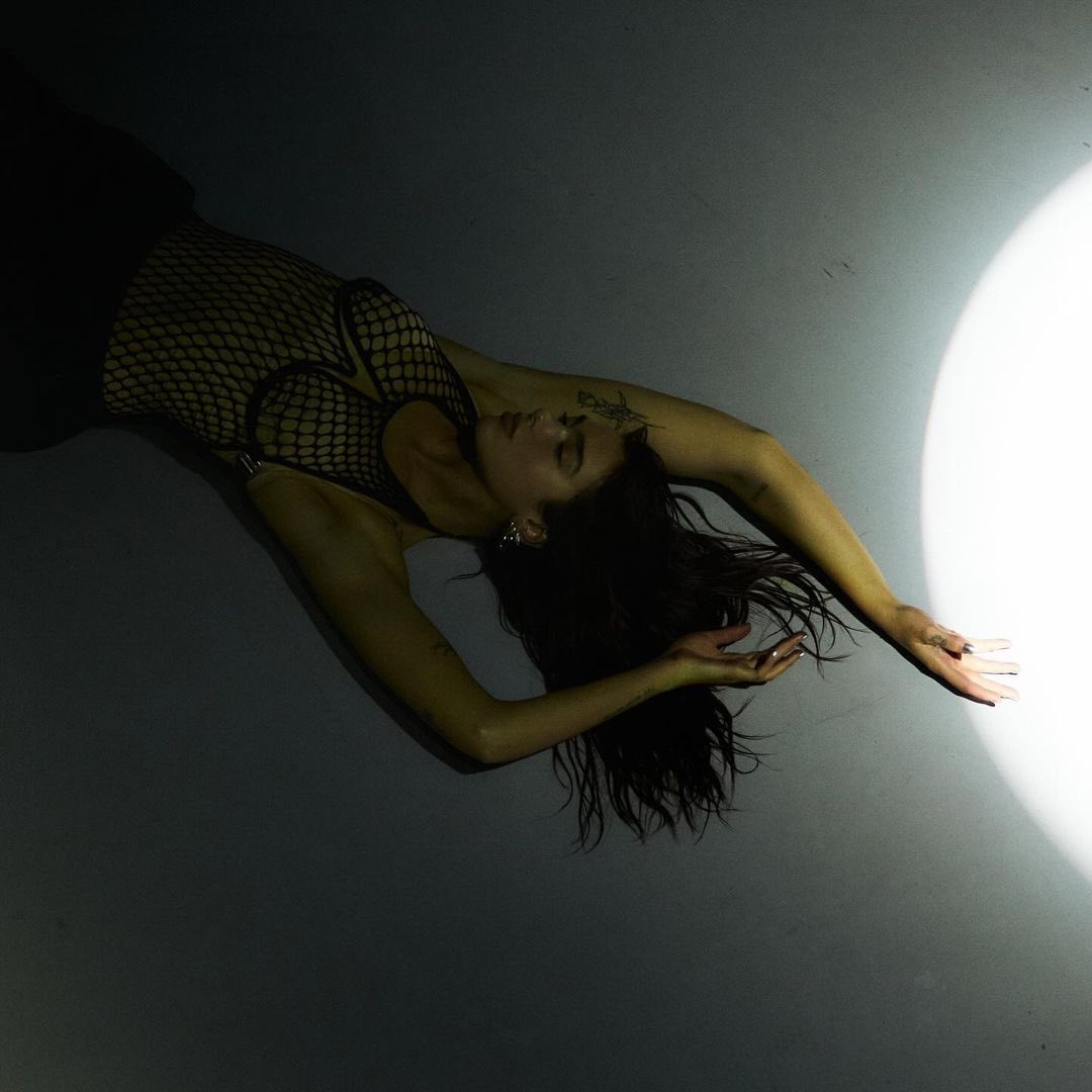 DUALIPA's tweet photo. feeeling all the loveeee on Houdini!! Got a whirlwind few weeks coming up but I just wanted to take a little moment to thank you all so so much!!! I can't believe we're back at it again!!! ❤️🔐 https://t.co/Pz0py55Auc