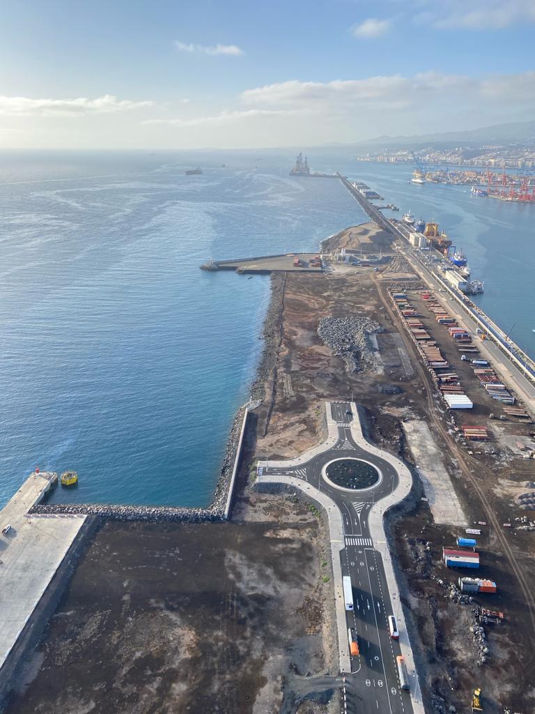 transportesgob's tweet photo. 🚨La Capitanía Marítima de #LasPalmas, de la DG de la #MarinaMercante, ha activado el Plan Marítimo Nacional en situación 1 debido a un vertido de fuel en @LasPalmasPorts.

@salvamentogob y la autoridad portuaria han movilizado medios para la monitorización, control y limpieza. https://t.co/KHvU1eRCPZ