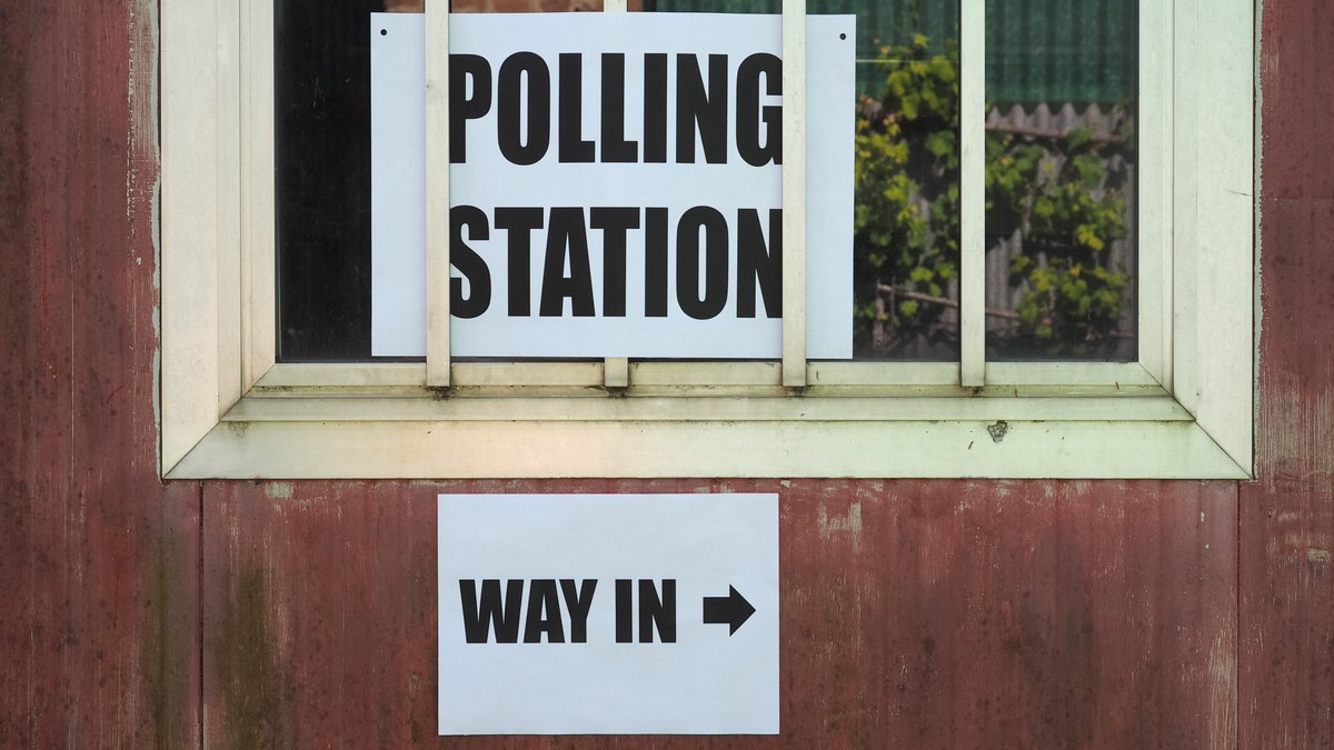 Have attitudes to #democracy remained stable or changed over the past decade? Read our new report on the understandings and evaluations of democracy by Mónica Ferrín (@UDC_gal 🇪🇸), Claudia Landwehr (@uni_mainz 🇩🇪) and @EHernandezPe (@dec_gr @cpa_uab 🇪🇸). bit.ly/495JW7z