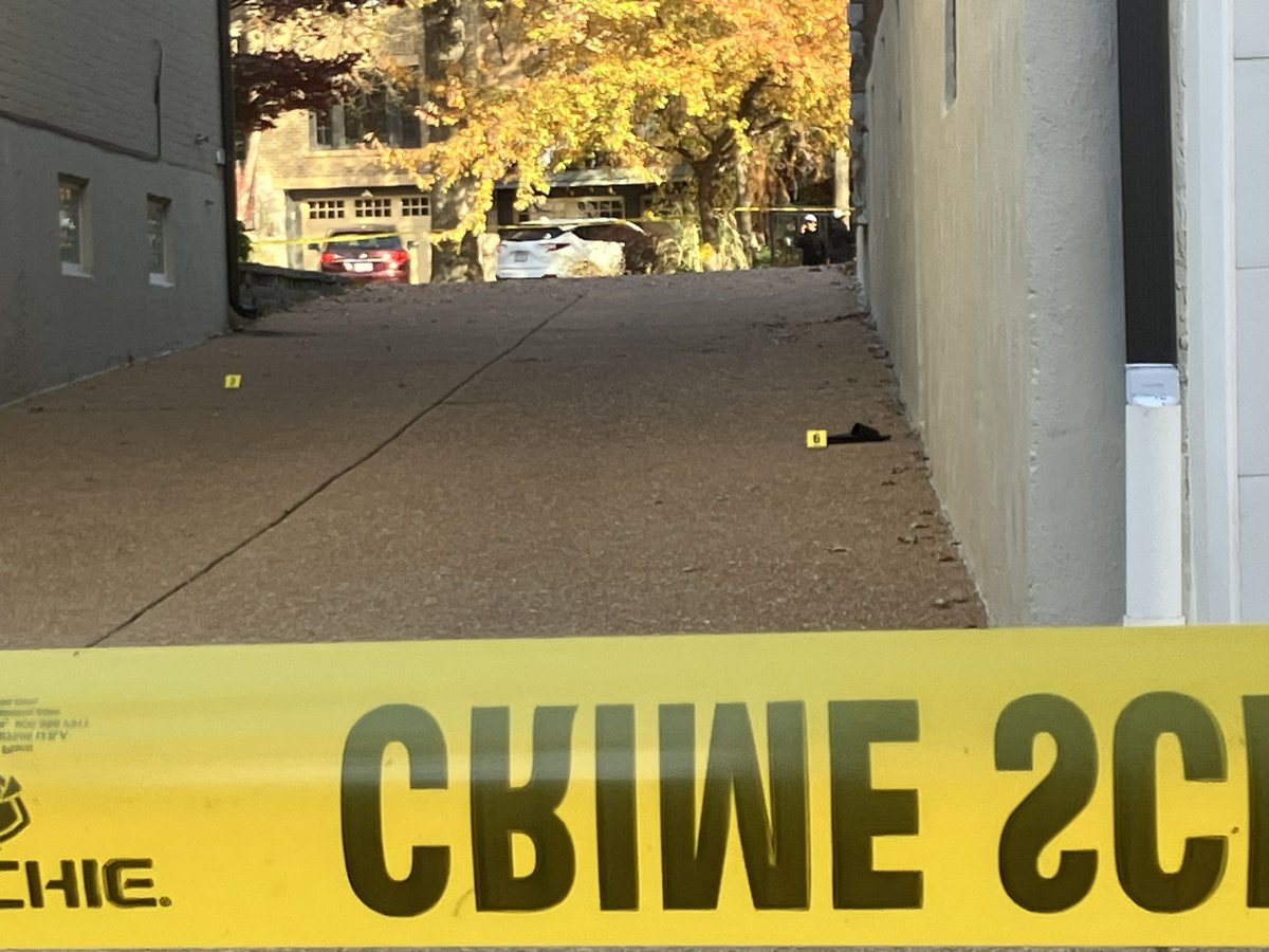 A neighbor describes hearing five or six gunshots just outside her bedroom window in the Moorlands neighborhood of Clayton before sunup today. A man’s flipflop and police evidence markers are in the lot. @stltoday stltoday.com/news/local/cri…