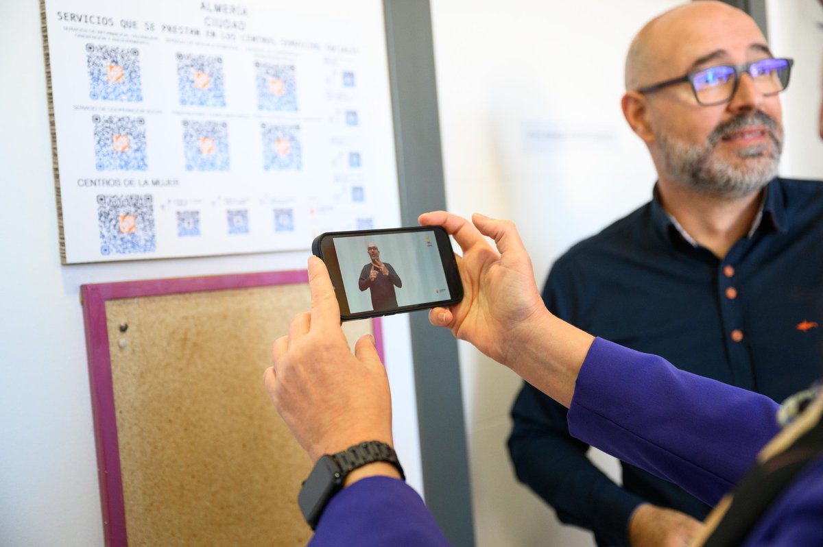 📱👂 El Ayuntamiento da un nuevo paso por la inclusión y los espacios municipales estrenan Códigos QR signados para personas con discapacidad auditiva.

👉 <a href="/Mar_del_MarVaz/">María del Mar Vázquez</a> comprueba  el funcionamiento de un recurso que ya se encuentra en centros de la mujer y centros sociales.