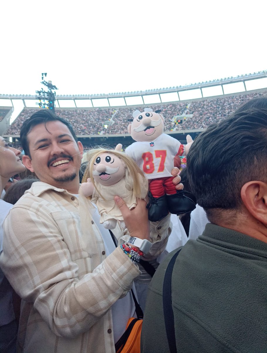 fletwoodsnack's tweet photo. El peluche que le tiraron ayer a taylor fue un dr simi y hasta hay una foto de un mexicano con los peluches. Pero de esto no hablan las mexicanas, prefieren tirarnos mierda a nosotros y decir que somos un público de mierda porque en 57 shows no pasó nada hasta ayer. Háganse cargo https://t.co/hy2d4DopJD