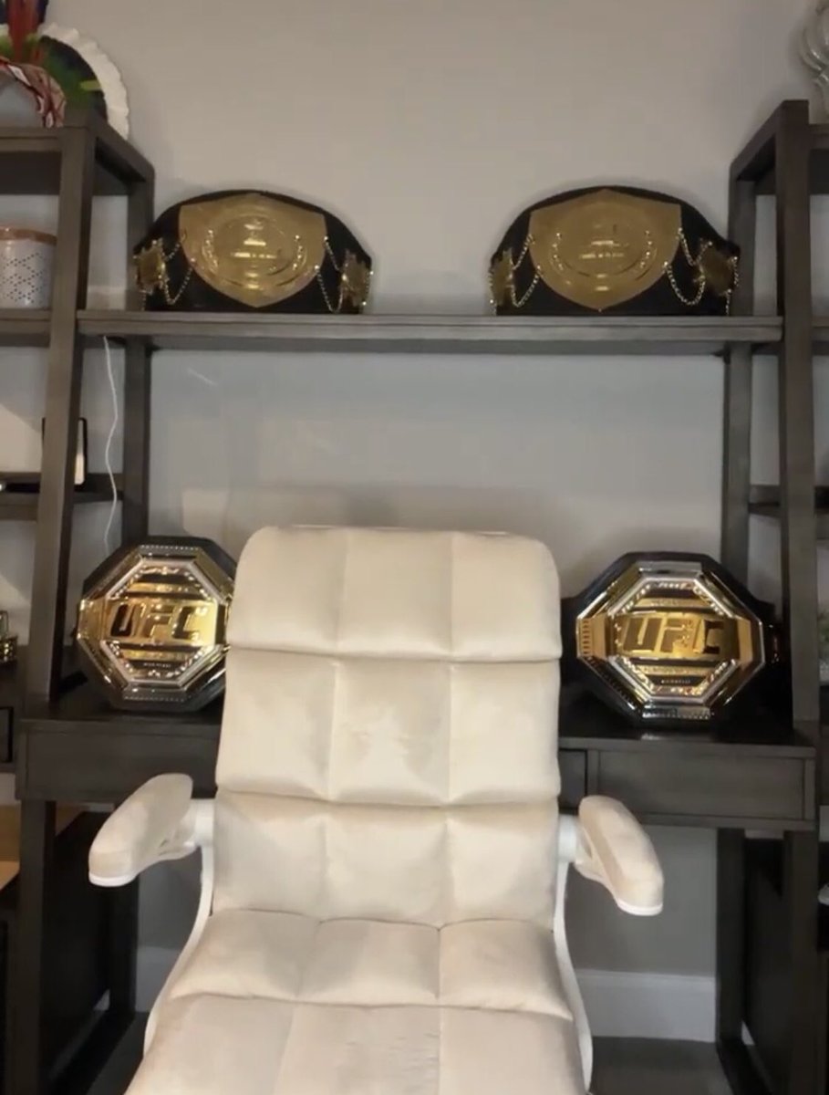 Les 4 ceintures posées sur le bureau de Alex Pereira :