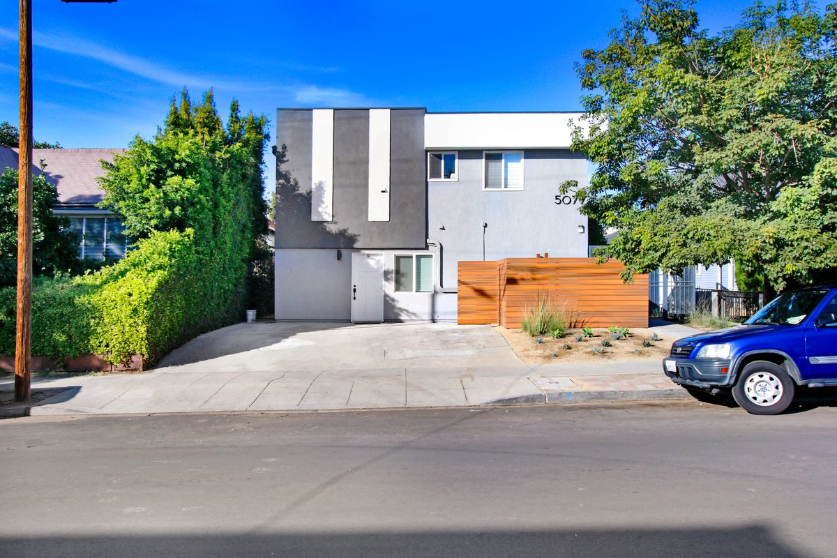 LA_Multi_Fam's tweet image. We buy Dingbats in LA, where we add ADU's in the front & back carports.
Here is a before & after of one of our projects, where we added a 1BR in the front & 2BR in the back.
Construction cost $270,000. New income $50,000.
$6,000 rent reductions to existing rent controlled…