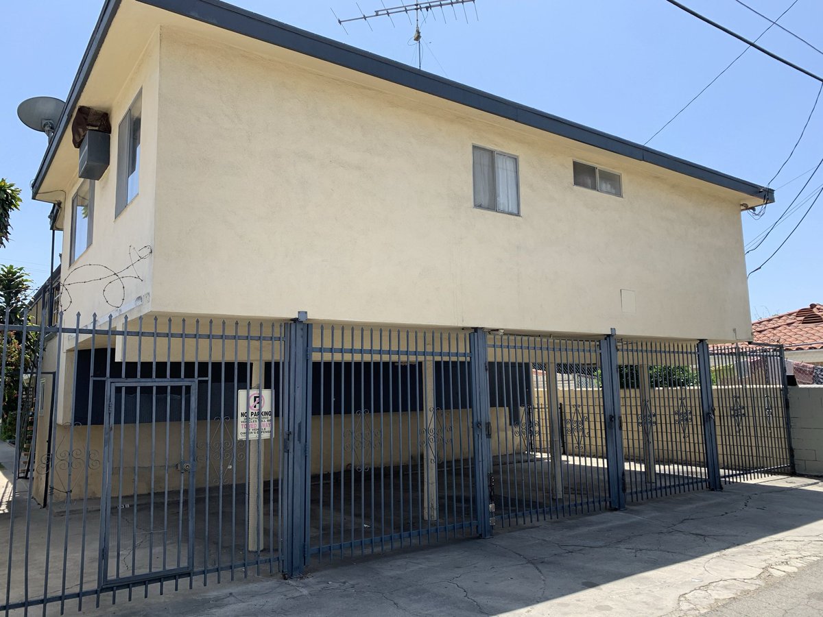 LA_Multi_Fam's tweet image. We buy Dingbats in LA, where we add ADU's in the front & back carports.
Here is a before & after of one of our projects, where we added a 1BR in the front & 2BR in the back.
Construction cost $270,000. New income $50,000.
$6,000 rent reductions to existing rent controlled…